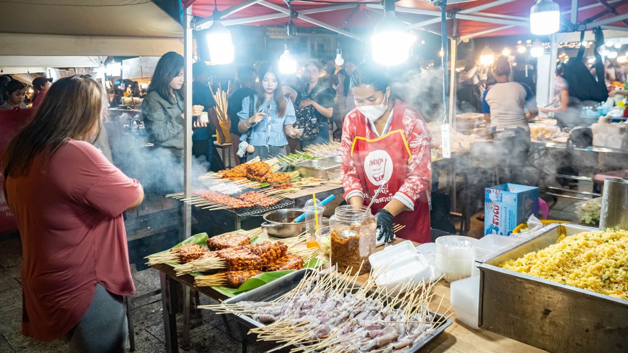 Phnom-Penh-walk-street-food.jpg
